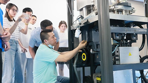 Capacitación sobre cómo operar la máquina.