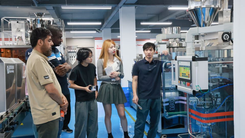 Engineer Li answered the customer’s questions about the stand-up pouch packaging machine