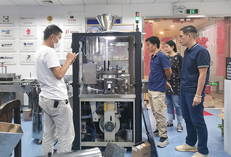 Clientes interesados en la compra NJP1500 Máquina de llenado de cápsulas visita